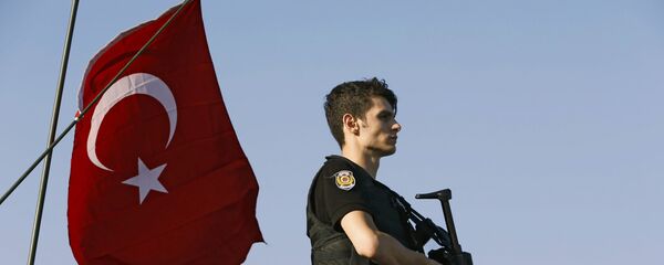 Un policía turco vigila a los golpistas mientras ellos se entregan a las autoridades en el puente del Bósforo - Sputnik Mundo