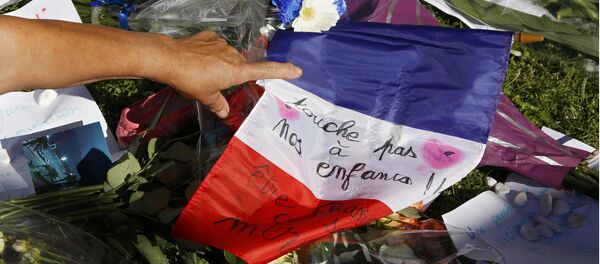 La ofrenda floral en Niza tras el atentado del 14 de julio - Sputnik Mundo