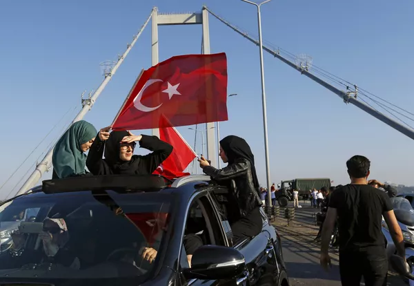 La primera mañana después del fracasado intento de golpe de Estado en Turquía La primera mañana después del fracasado intento de golpe de Estado en Turquía - Sputnik Mundo