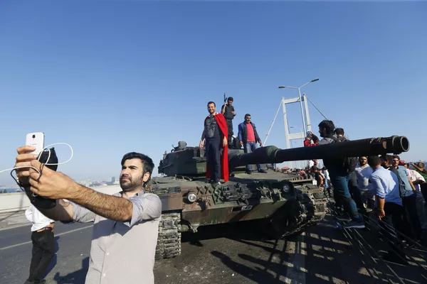 La primera mañana después del fracasado intento de golpe de Estado en Turquía La primera mañana después del fracasado intento de golpe de Estado en Turquía - Sputnik Mundo