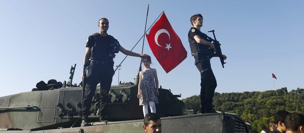 La primera mañana después del fracasado intento de golpe de Estado en Turquía - Sputnik Mundo