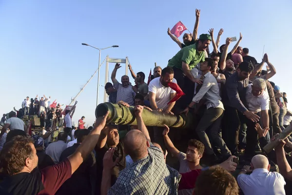 La primera mañana después del fracasado intento de golpe de Estado en Turquía La primera mañana después del fracasado intento de golpe de Estado en Turquía - Sputnik Mundo