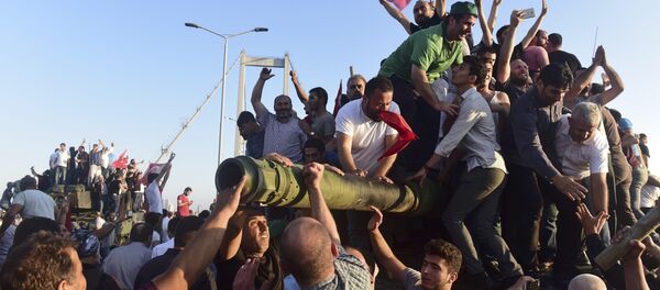 La primera mañana después del fracasado intento de golpe de Estado en Turquía - Sputnik Mundo