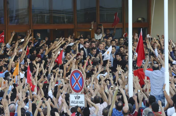 La primera mañana después del fracasado intento de golpe de Estado en Turquía La primera mañana después del fracasado intento de golpe de Estado en Turquía - Sputnik Mundo