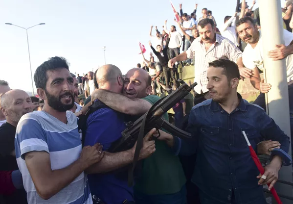 La primera mañana después del fracasado intento de golpe de Estado en Turquía La primera mañana después del fracasado intento de golpe de Estado en Turquía - Sputnik Mundo