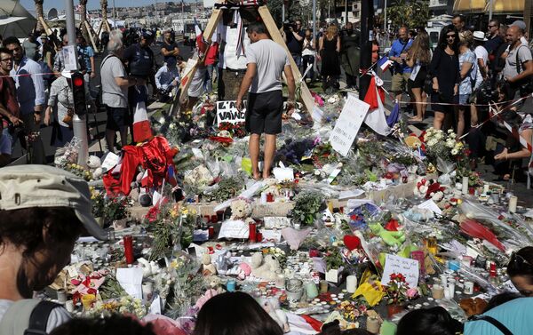 Flores y ofrendas en honor a las víctimas del ataque - Sputnik Mundo