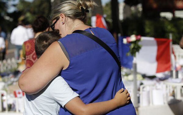 Mujer abraza a un niño - Sputnik Mundo
