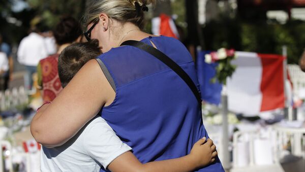 Mujer abraza a un niño - Sputnik Mundo