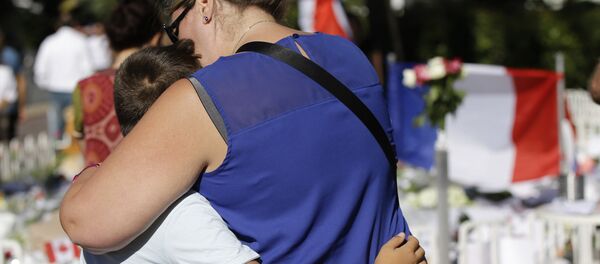 Mujer abraza a un niño - Sputnik Mundo