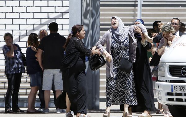 Mujer reacciona a la noticia de la muerte de su pariente - Sputnik Mundo