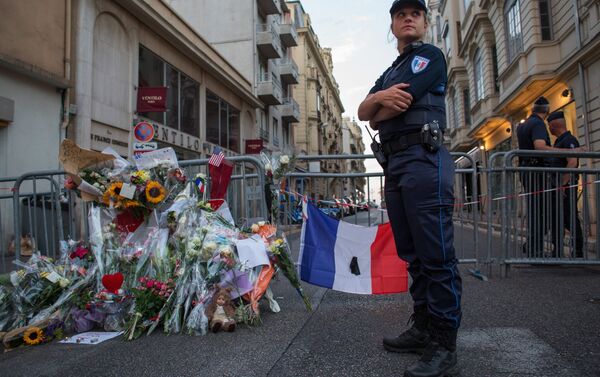 Cordón policial en la calle aledaña al Paseo de los Ingleses - Sputnik Mundo
