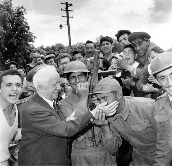 Soldados dan la bienvenida a Ismet Inonu Soldados dan la bienvenida a Ismet Inonu - Sputnik Mundo