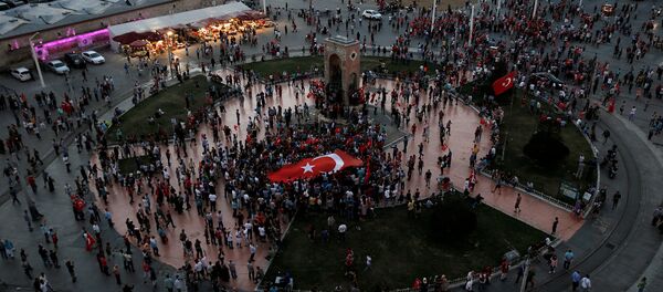 Una reunión progubernamental en la plaza de Taksim en Ankara el día después de la sublevación - Sputnik Mundo