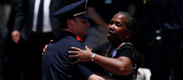 Agente de policía y la mujer negra - Sputnik Mundo