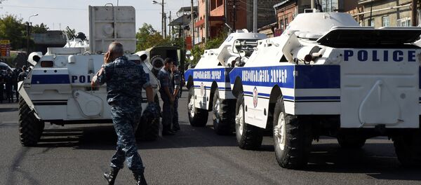Los policías armenios cerca de la comisaría atacada el 17 de julio - Sputnik Mundo