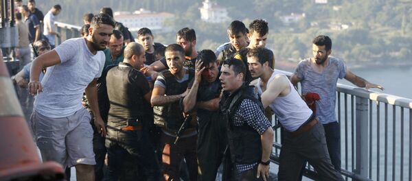 Los policías turcas protegen un soldado golpista Los policías turcas protegen un soldado golpista - Sputnik Mundo