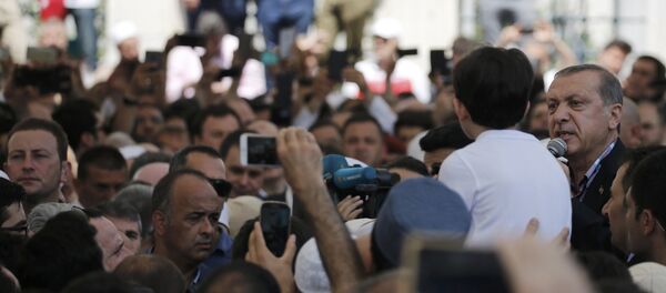 El mandatario turco Recep Tayyip Erdogan durante su intervención en el entierro de las víctimas del golpe fallido - Sputnik Mundo