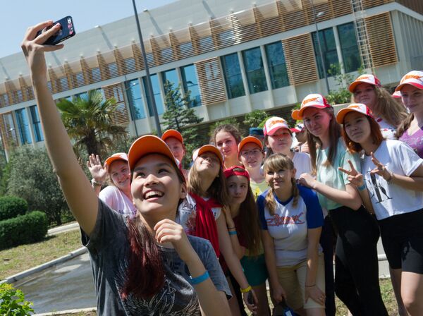 Un grupo de niños se hace una foto en Artek, en Crimea - Sputnik Mundo
