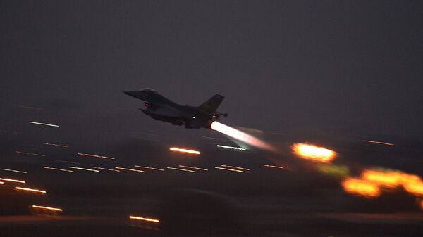 In this image provided by the U.S. Air Force, an F-16 Fighting Falcon takes off from Incirlik Air Base, Turkey, as the U.S. on Wednesday, Aug. 12, 2015, launched its first airstrikes by Turkey-based F-16 fighter jets against Islamic State targets in Syria - Sputnik Mundo