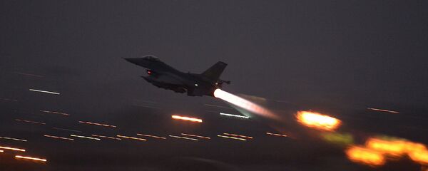 In this image provided by the U.S. Air Force, an F-16 Fighting Falcon takes off from Incirlik Air Base, Turkey, as the U.S. on Wednesday, Aug. 12, 2015, launched its first airstrikes by Turkey-based F-16 fighter jets against Islamic State targets in Syria - Sputnik Mundo