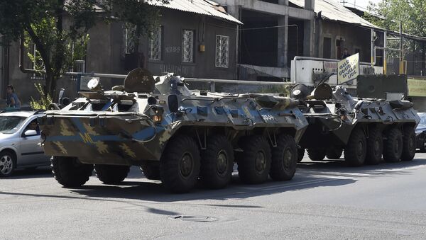 Dos atacantes del cuartel policial en Ereván se entregan a las fuerzas de seguridad - Sputnik Mundo