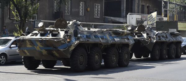 Los policías armenios cerca de la comisaría atacada el 17 de julio - Sputnik Mundo