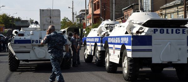 Policias bloquean las calles de Ereván, Armenia, tras un ataque armado - Sputnik Mundo