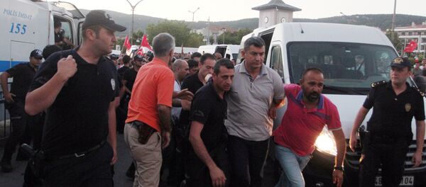 El almirante Namik Alper, comandante de la base naval Aksaz, detenido tras el intento de golpe de Estado en Turquía - Sputnik Mundo