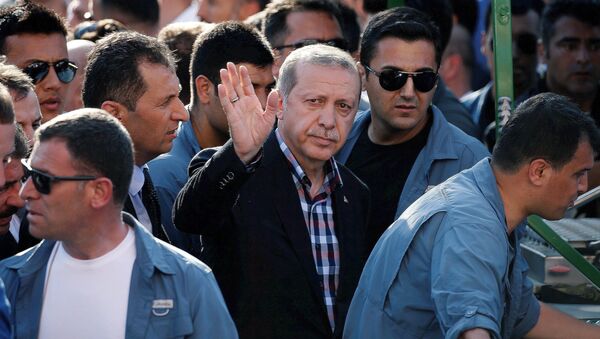 Turkish President Recep Tayyip Erdogan waves to the crowd following a funeral service for a victim of the thwarted coup in Istanbul Turkish President Recep Tayyip Erdogan waves to the crowd following a funeral service for a victim of the thwarted coup in Istanbul - Sputnik Mundo