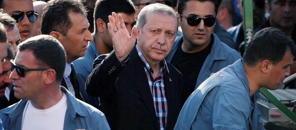 Turkish President Recep Tayyip Erdogan waves to the crowd following a funeral service for a victim of the thwarted coup in Istanbul - Sputnik Mundo