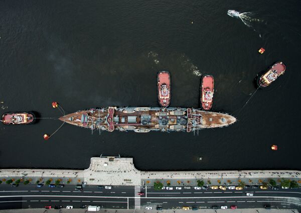 Cruiser Aurora towed to permanent mooring at Petrovskaya Embankment - Sputnik Mundo