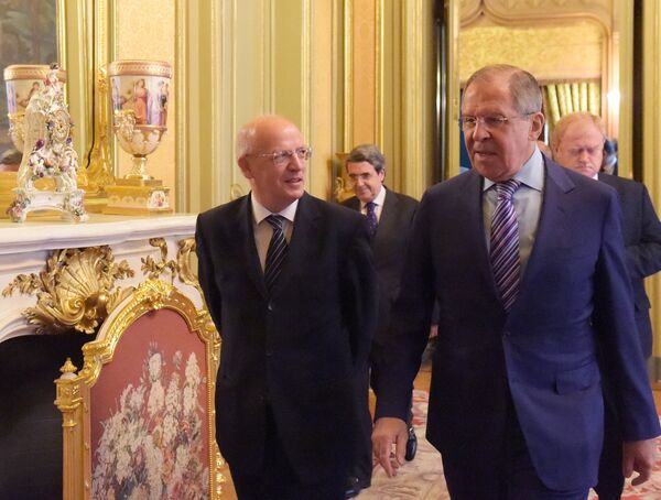 Canciller luso, Augusto Ernesto Santos Silva, y ministro de Exteriores de Rusia, Serguéi Lavrov durante la reunión en Moscú - Sputnik Mundo