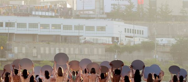 Más de cien mujeres se desnudan para protestar contra la visita de Trump a Cleveland - Sputnik Mundo