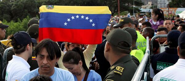 Venezolanos cruzando la frontera con Colombia Venezolanos cruzando la frontera con Colombia - Sputnik Mundo