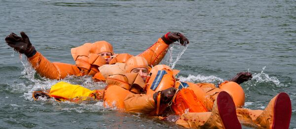 Los cosmonautas de la EEI entrenan supervivencia acuática en Rusia Los cosmonautas de la EEI entrenan supervivencia acuática en Rusia - Sputnik Mundo