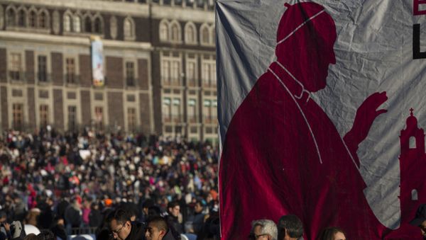Pancarta con la imagen del Papa en México D.F. ante el sede del Gobierno mexicano Pancarta con la imagen del Papa en México D.F. ante el sede del Gobierno mexicano - Sputnik Mundo