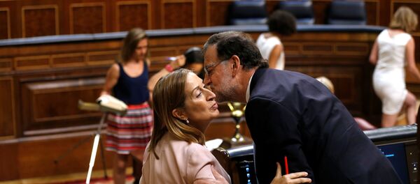 El presidente de España, Mariano Rajoy, felicita a la ministra de Fomento, Ana Pastor, por su nombramiento como  presidenta del Congreso español - Sputnik Mundo