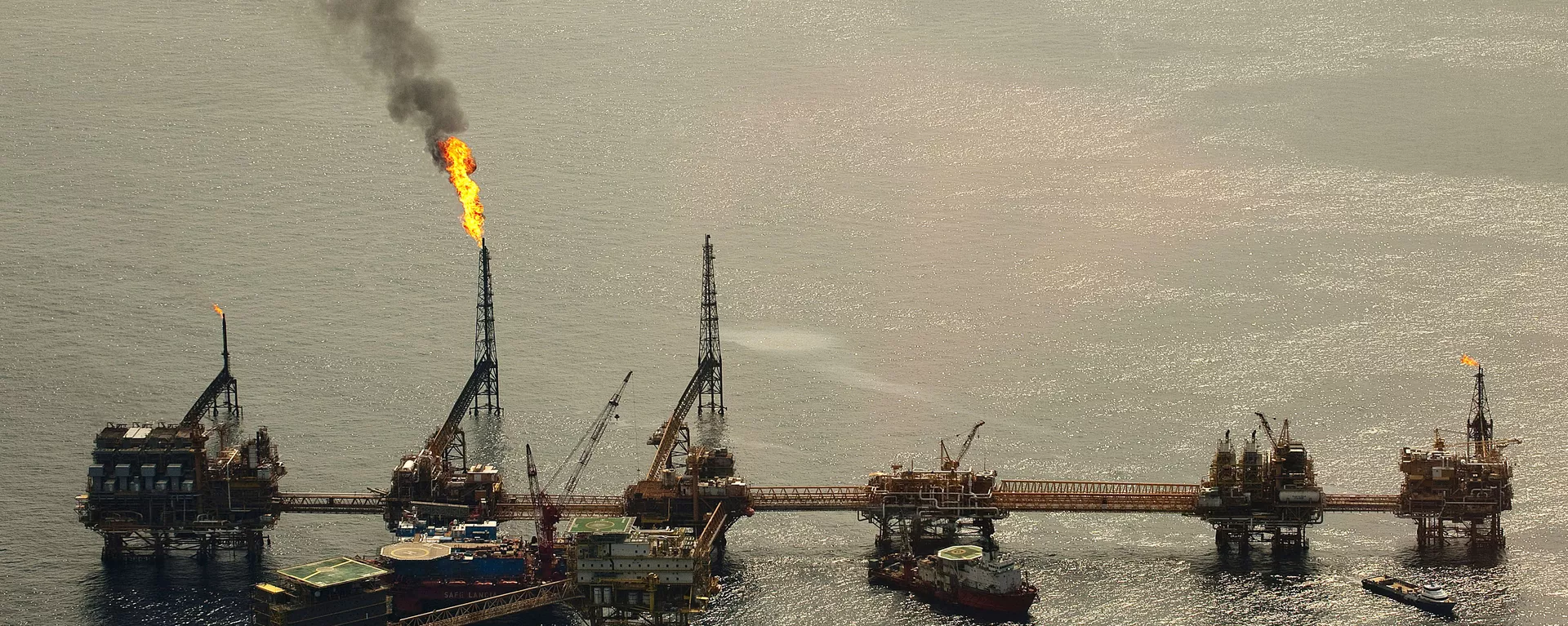 Aereal view of an oil complex called Cantarell of Pemex (Petroleos Mexicanos), in the Gulf of Mexico, off Ciudad del Carmen, Campeche State, Mexico, on August 5, 2010 Aereal view of an oil complex called Cantarell of Pemex (Petroleos Mexicanos), in the Gulf of Mexico, off Ciudad del Carmen, Campeche State, Mexico, on August 5, 2010 - Sputnik Mundo, 1920, 23.02.2022