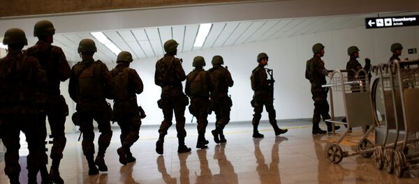 Soldados de las FFAA de Brasil en el aeropuerto internacional de Tom Jobim en Río de Janeiro - Sputnik Mundo