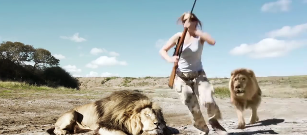 Una mujer huyendo del león - Sputnik Mundo