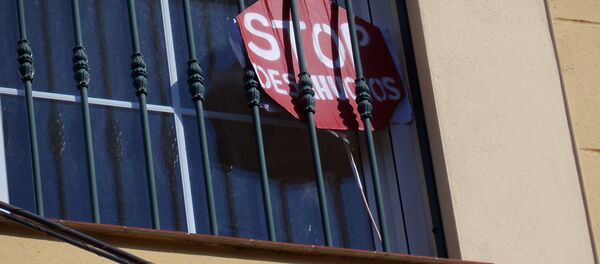 Signo Stop desahucios en una ventana - Sputnik Mundo