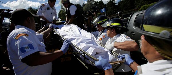 Los bomberos retiran los cuerpos de los fallecidos en la cárcel Pavón de Guatemala durante un motín Los bomberos retiran los cuerpos de los fallecidos en la cárcel Pavón de Guatemala durante un motín - Sputnik Mundo