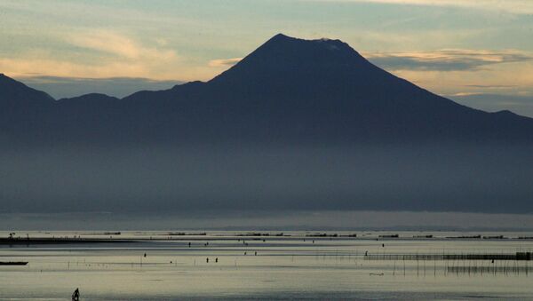Fishermen are seen near the Mount Bulusan volcano in Sorsogon province, Bulusan, 250 kilometers (160 miles) southeast of the capital Manila on the main island of Luzon in central Philippines on November 23, 2010. - Sputnik Mundo