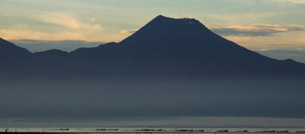 Fishermen are seen near the Mount Bulusan volcano in Sorsogon province, Bulusan, 250 kilometers (160 miles) southeast of the capital Manila on the main island of Luzon in central Philippines on November 23, 2010. - Sputnik Mundo