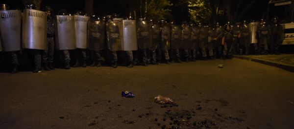 Enfrentamiento con policía en Ereván - Sputnik Mundo