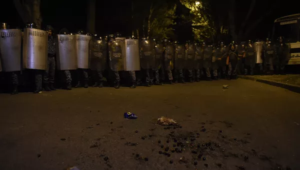 Enfrentamiento con policía en Ereván - Sputnik Mundo