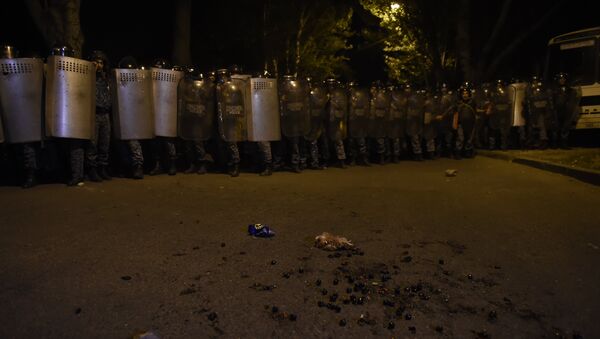 Enfrentamiento con policía en Ereván - Sputnik Mundo