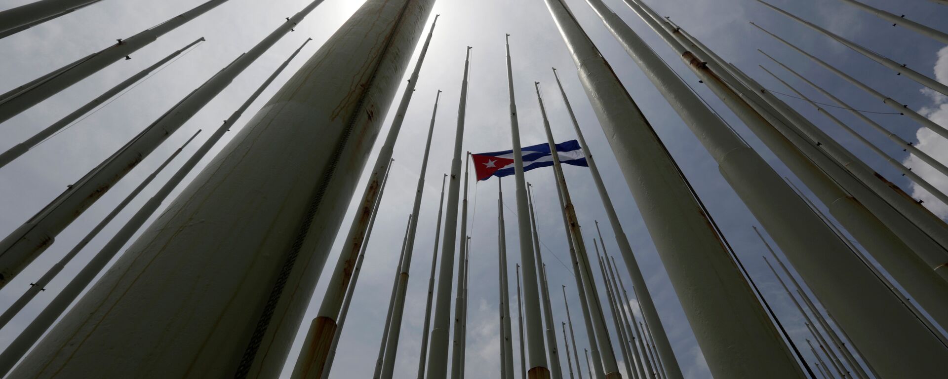 Bandera de Cuba frente de la embajada de EEUU en La Habana - Sputnik Mundo, 1920, 23.06.2021