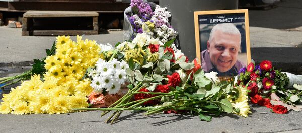Flores y velas en el lugar del asesinato del periodista ruso Pável Sheremet en Kiev, Ucrania - Sputnik Mundo
