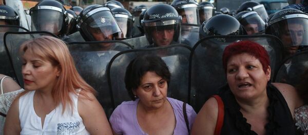 Ситуация близ захваченного в Ереване здания полка полиции - Sputnik Mundo